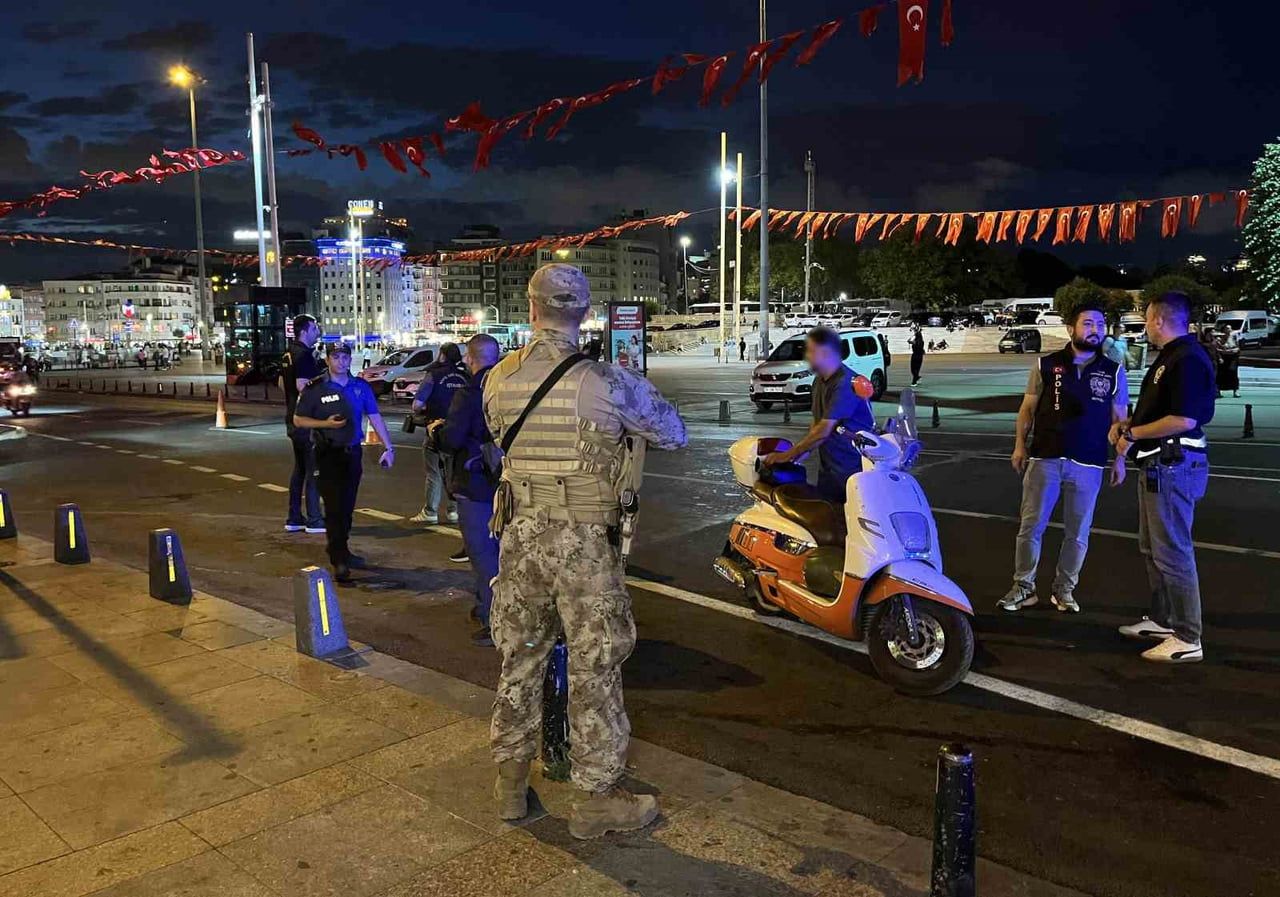 İSTANBUL’DA POLİS EKİPLERİ TARAFINDAN KENT GENELİNDE ASAYİŞ UYGULAMASI...
