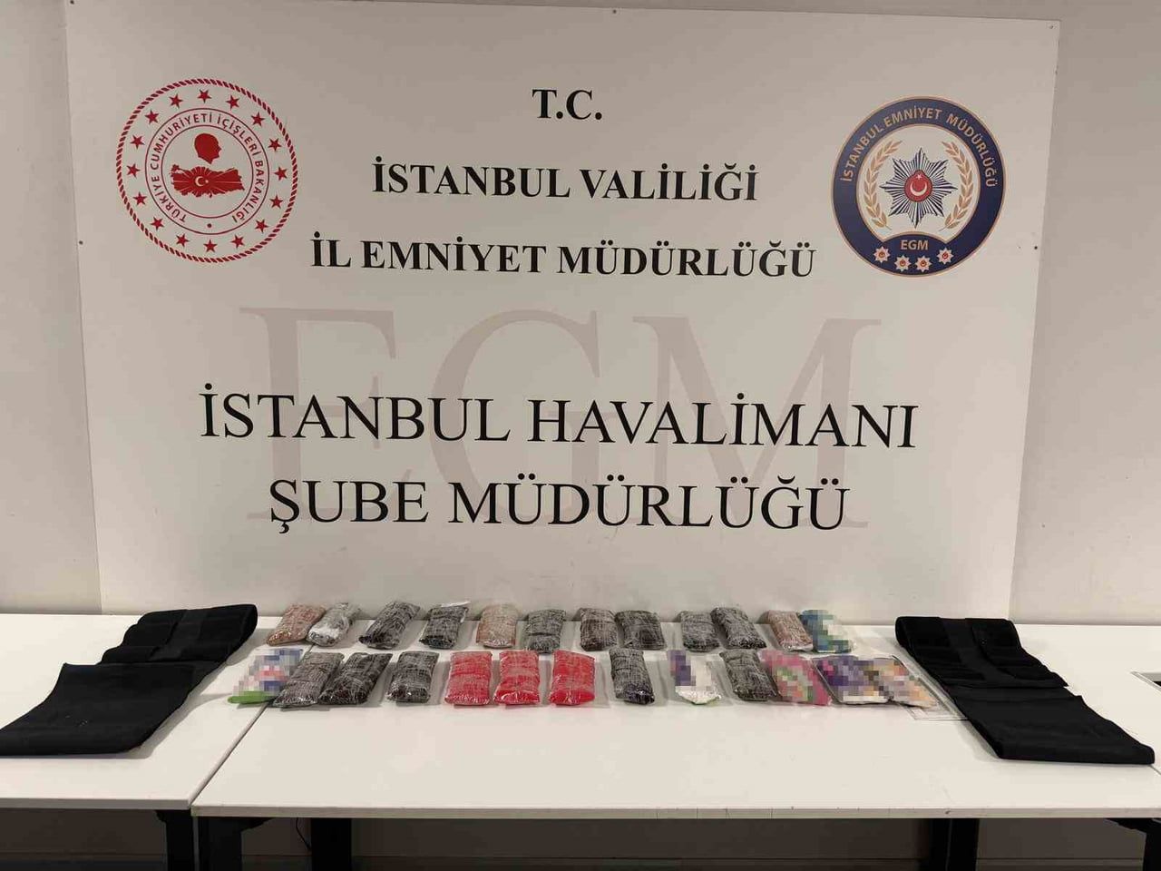 İSTANBUL HAVALİMANI’NDA POLİS EKİPLERİNİN TAKİBE ALDIĞI 2 ŞÜPHELİNİN YAPILAN ÜST ARAMASINDA, KORSE...