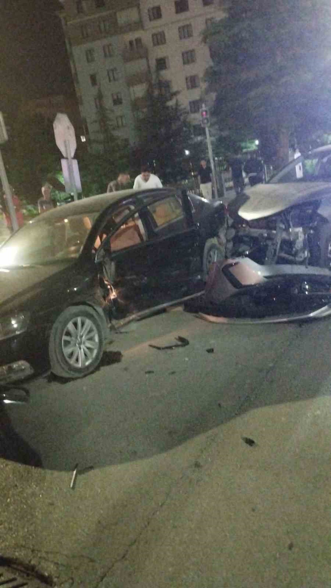 NİĞDE’DE İKİ OTOMOBİL ÇARPIŞTI 4 KİŞİ YARALANDI