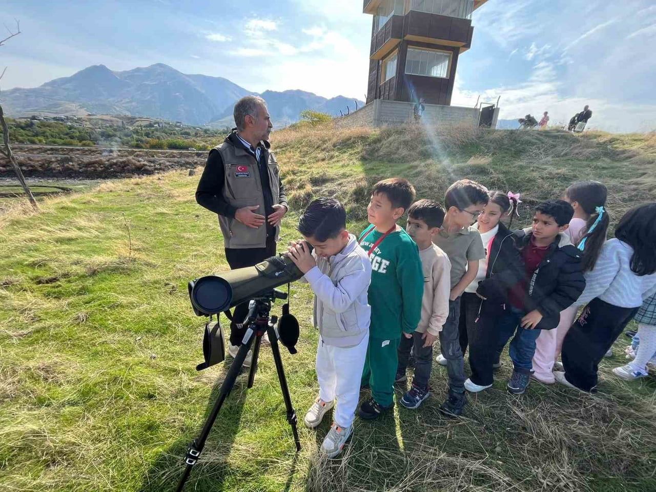İSMETPAŞA İLKOKULU ÖĞRENCİLERİ, İÇME KÖYÜNDEKİ KUŞ GÖZLEM KULESİ'NDE DÜZENLENEN TABİAT EĞİTİMİ VE...
