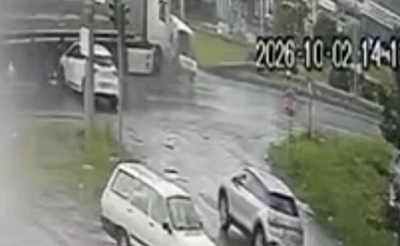 SAMSUN’UN ATAKUM İLÇESİNDE TIRIN KAVŞAKTA İKİ ARACA ÇARPTIĞI VE 5 KİŞİNİN YARALANDIĞI KAZANIN...