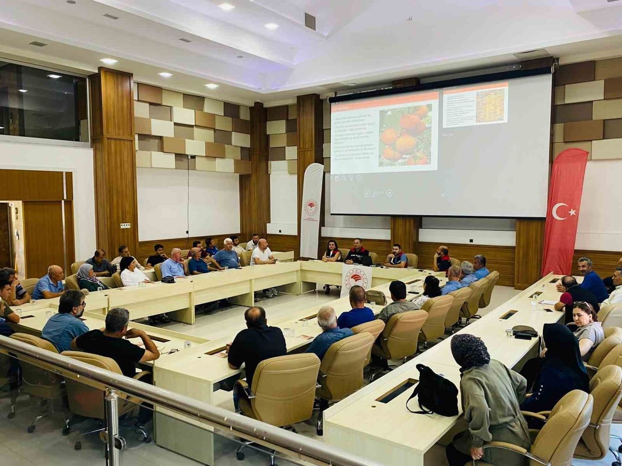 ADANA’NIN KOZAN İLÇESİNDE ÜRETİMİ VE KURUTMASIYLA ÖNEMLİ BİR YERE SAHİP OLAN CENNET HURMASINDA...
