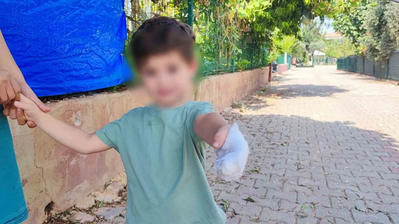 ADANA’DA BAHÇEDE OYUN OYNADIĞI SIRADA ELİ PARKE TAŞLARININ ARASINA SIKIŞAN 3 YAŞINDAKİ MUSTAFA...