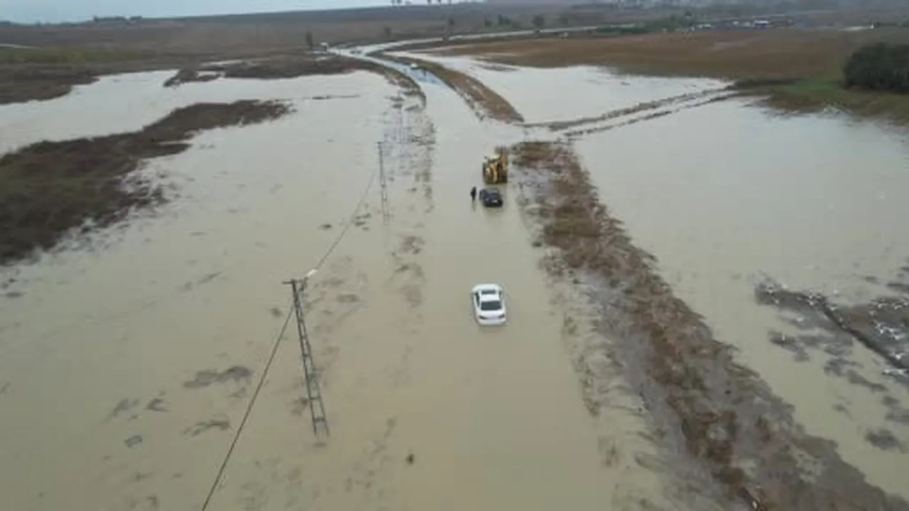 Büyükçekmece’de sağanak yağış hayatı olumsuz etkiledi, yol göle döndü araçlar mahsur...