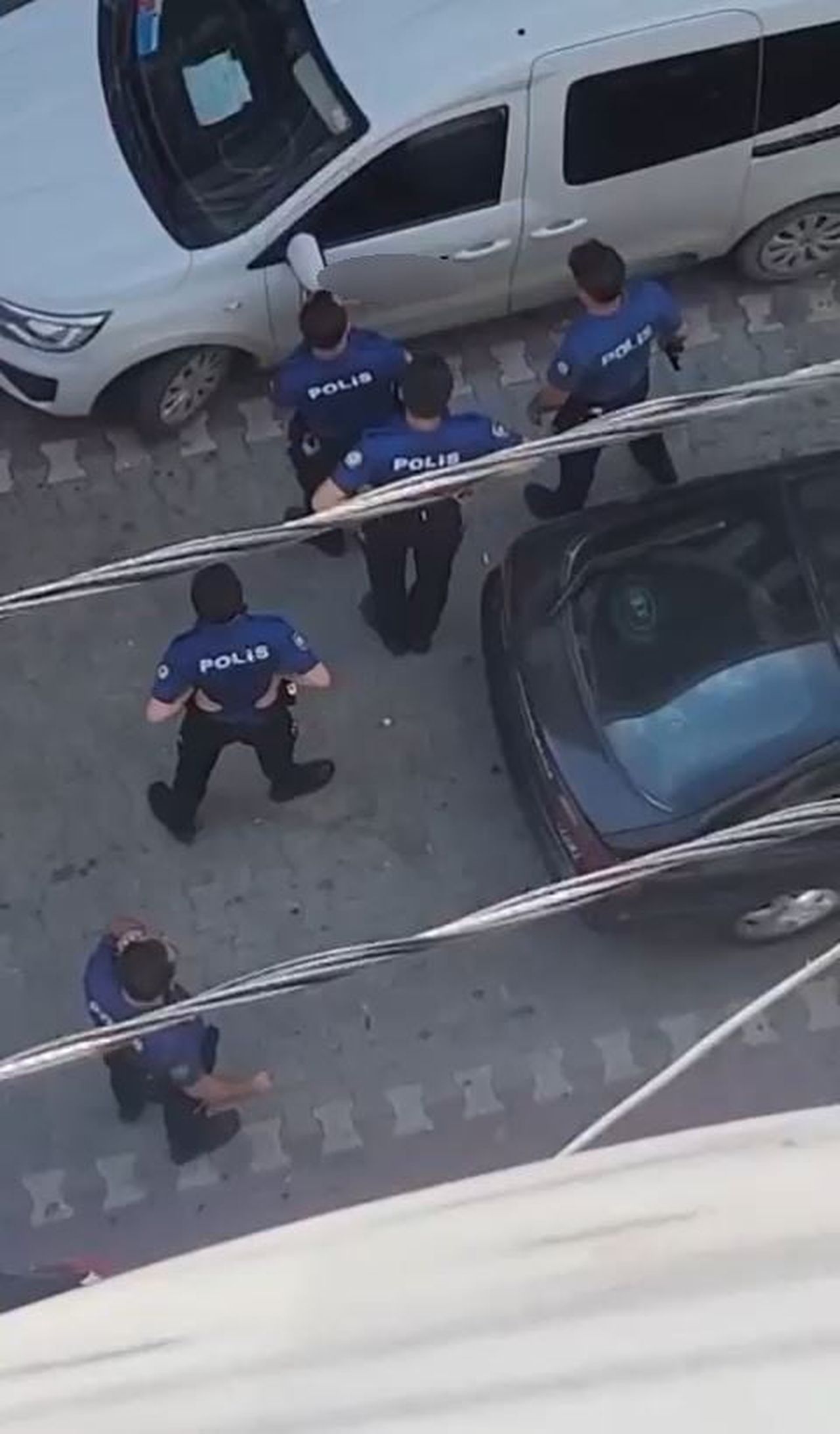 ESENYURT’TA ELİNDE BIÇAKLA ÇEVREDEKİLERİ TEHDİT EDEN BİR ADAM KORKU DOLU ANLAR YAŞATTI. POLİS...