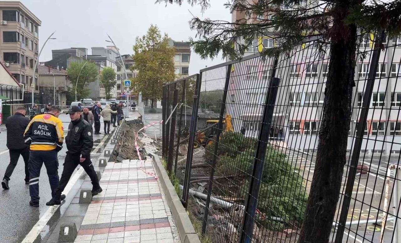 SULTANGAZİ'DE SAĞANAK YAĞIŞ NEDENİYLE OKULUN İSTİNAT DUVARI ÇÖKTÜ