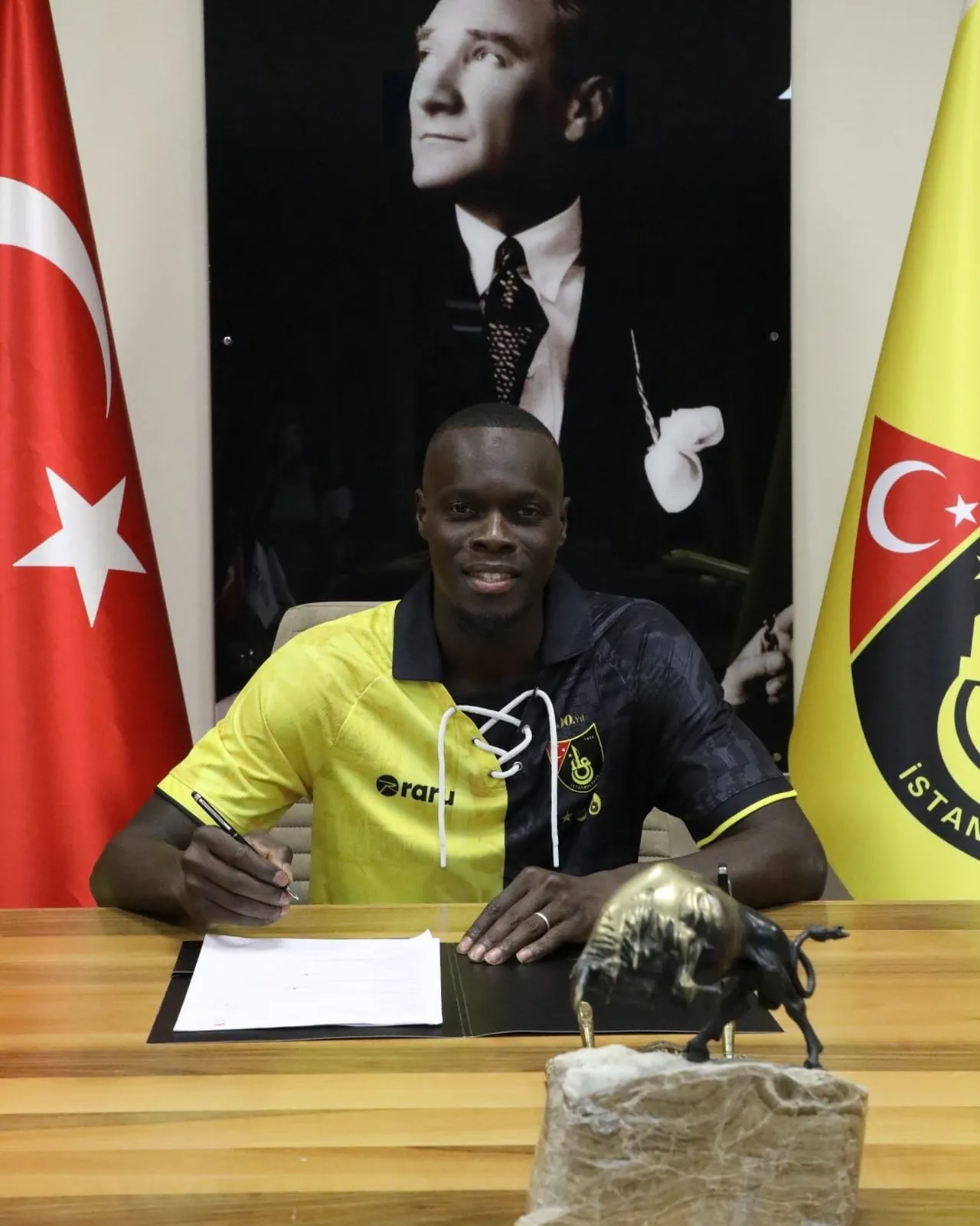 MAMADOU FALL İMZAYI ATTI