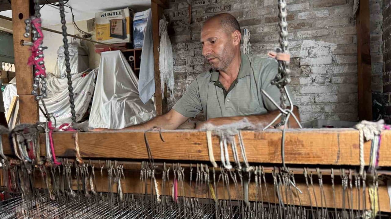 ADANA'DA YAŞAYAN VE VATANDAŞLARIN GETİRDİĞİ ESKİ İPLERİ AHŞAP EL TEZGAHINDA DOKUYARAK NAMAZLIĞA...