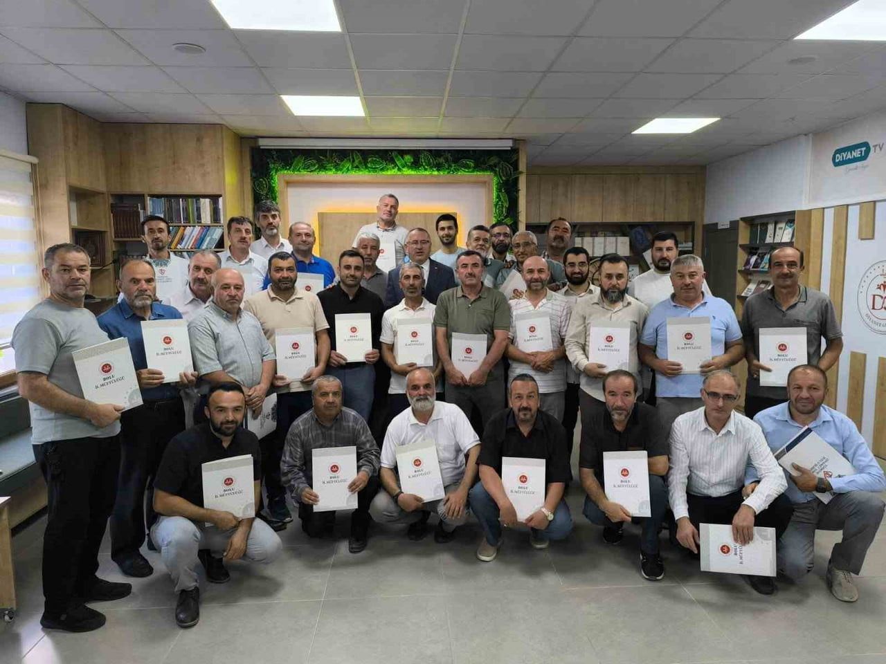 PROGRAMIN SONUNDA BOLU VALİSİ ABDULAZİZ AYDIN'IN İMZASINI TAŞIYAN BAŞARI BELGELERİ, İL MÜFTÜSÜ...