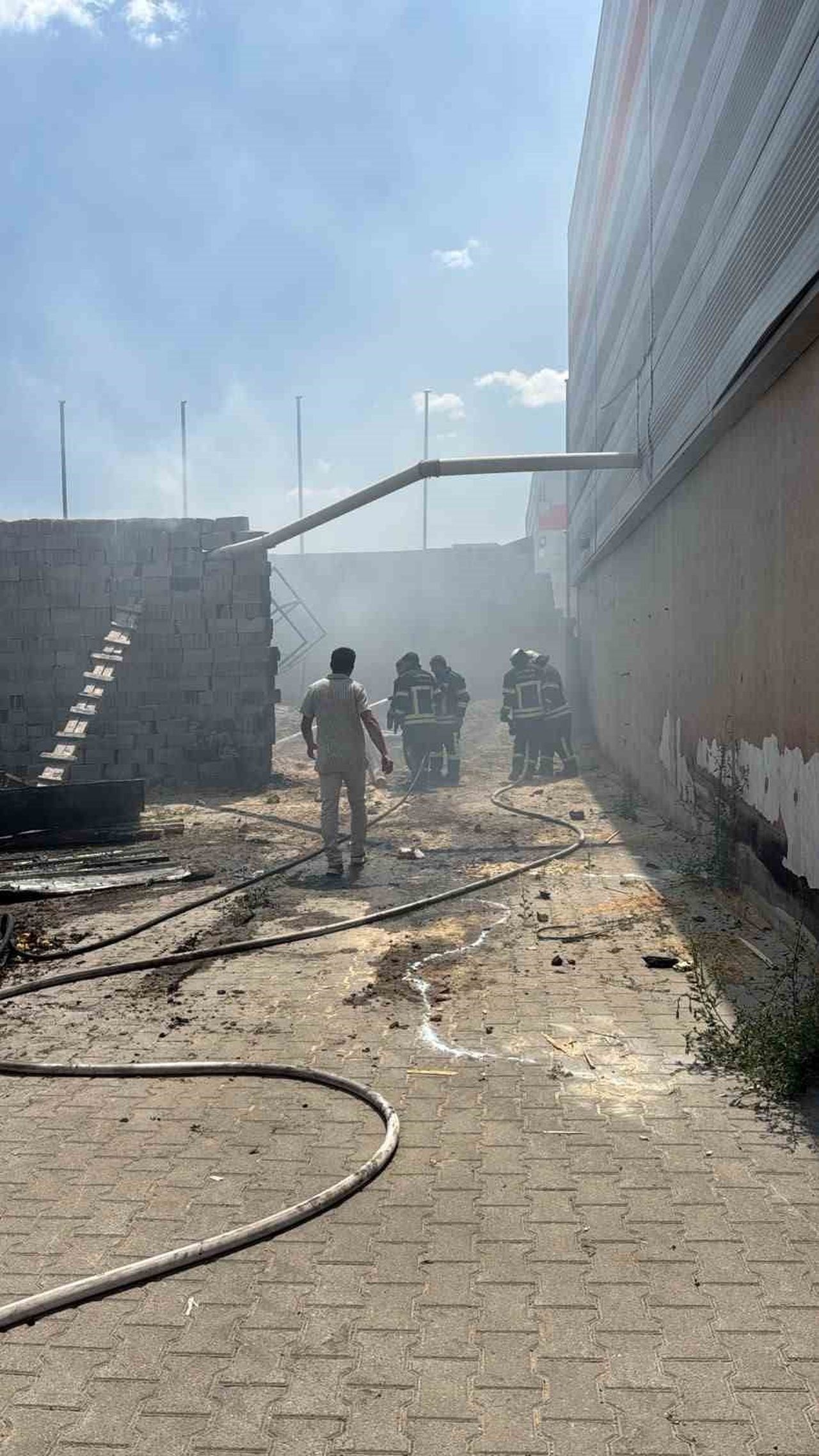 KAYSERİ'NİN KOCASİNAN İLÇESİNDE BİR İŞYERİNDE ÇIKAN YANGIN İTFAİYE EKİPLERİ TARAFINDAN BÜYÜMEDEN...