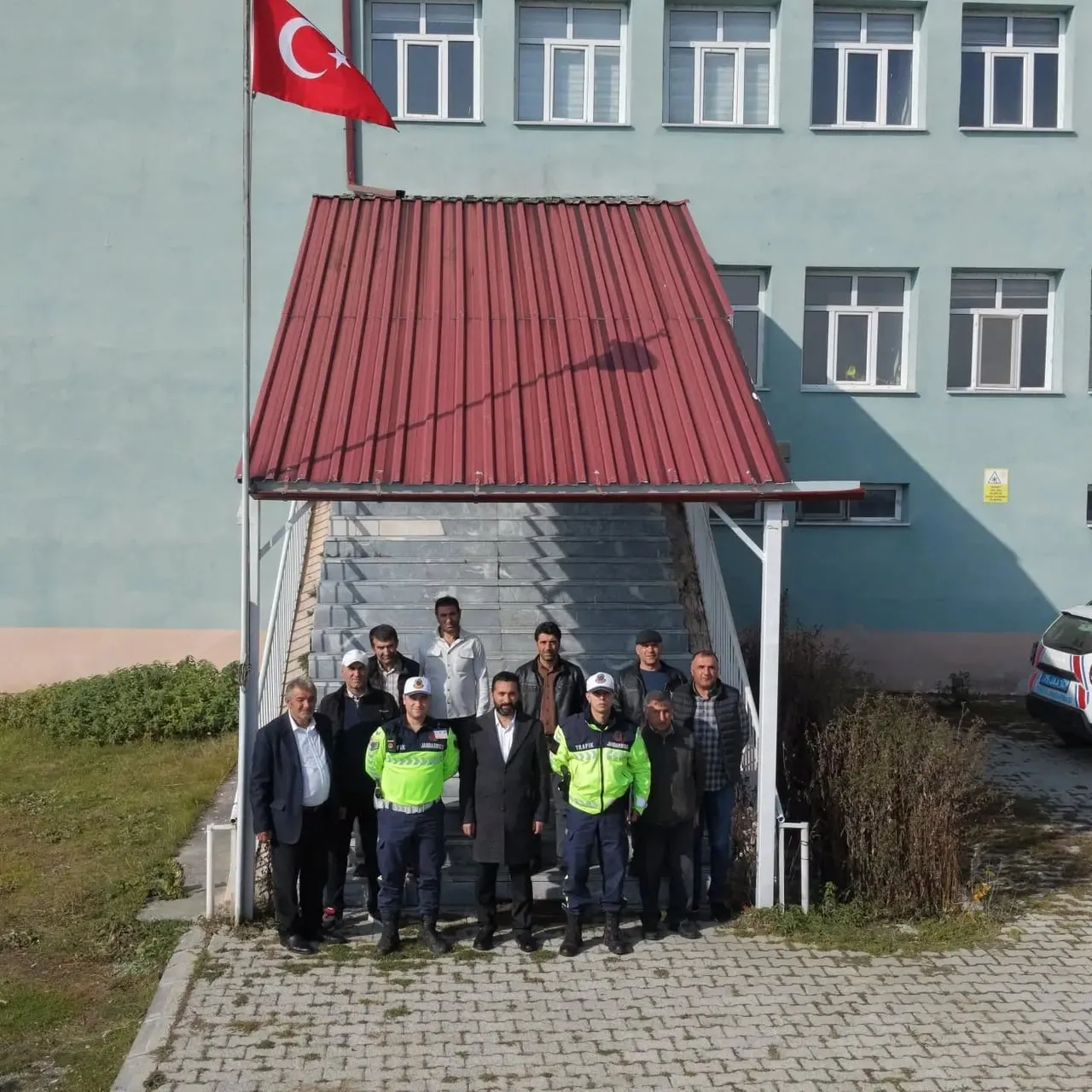 ARDAHAN'IN ÇILDIR İLÇESİNDE, İLÇE MİLLÎ EĞİTİM MÜDÜRLÜĞÜ BAHÇESİNDE TRAFİK JANDARMASI VE İLÇE...