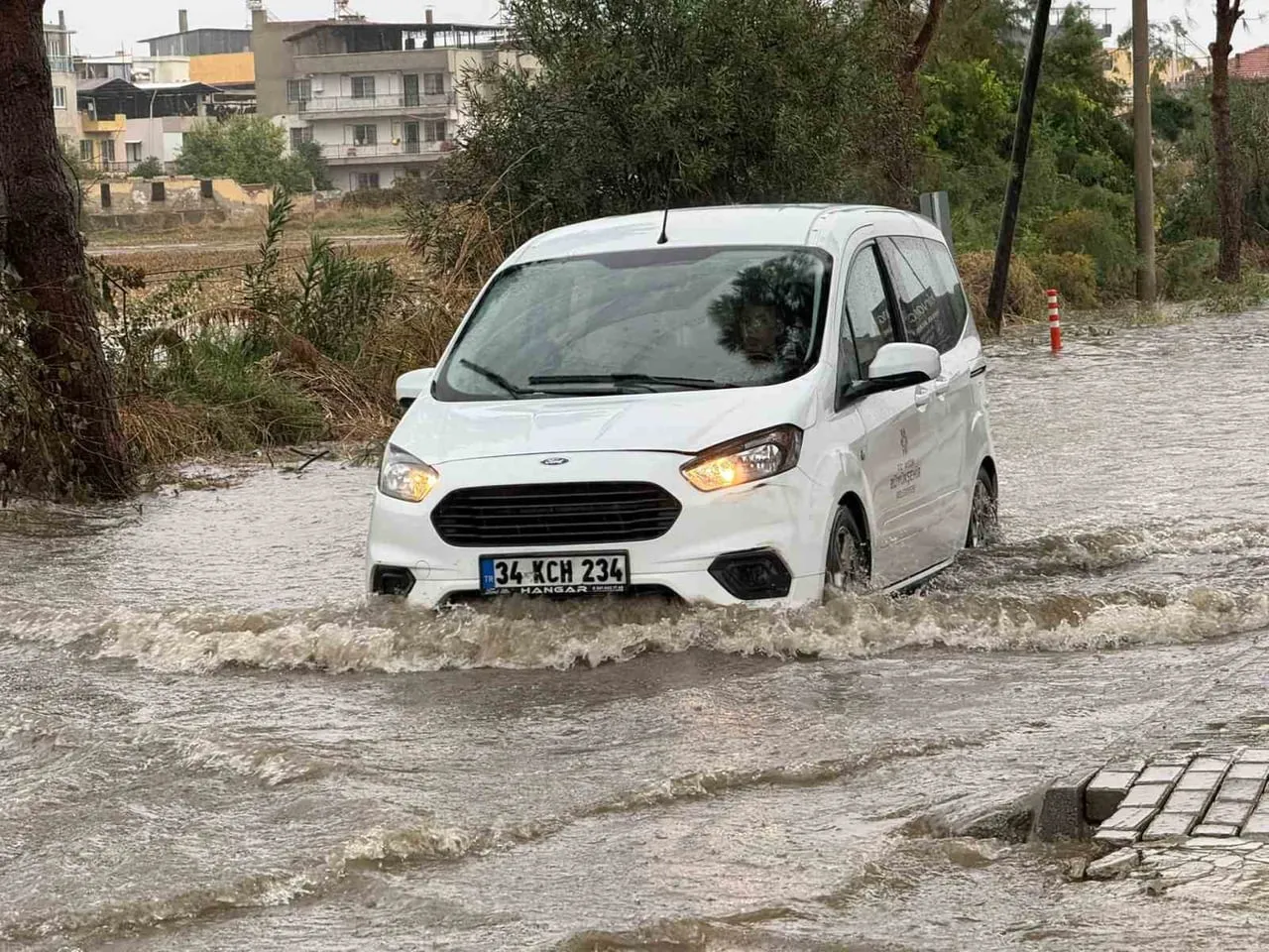 İNCİRLİOVA'DA YAĞIŞ ETKİLİ OLDU, YOLLAR GÖLE DÖNDÜ