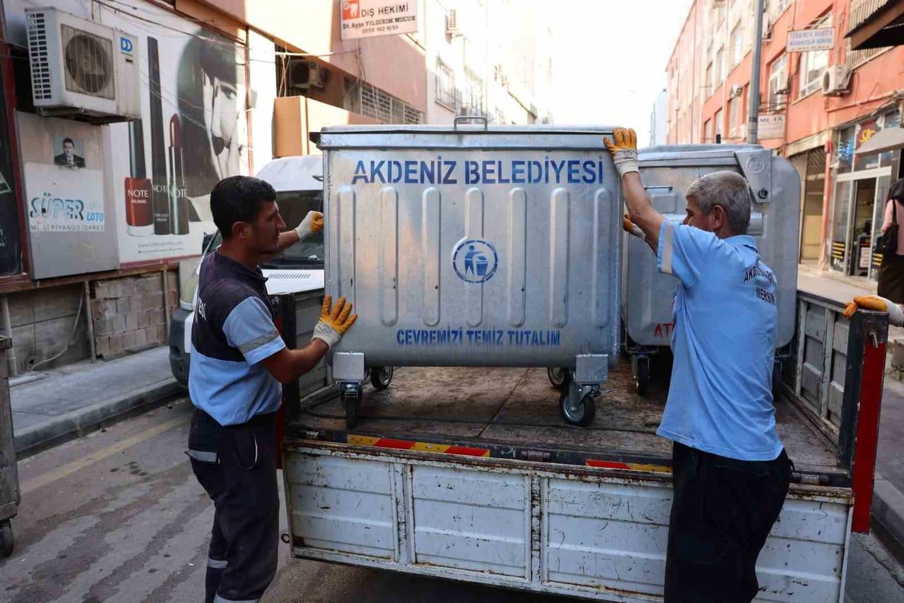 AKDENİZ BELEDİYESİ, İLÇE GENELİNDE KULLANIM ÖMRÜNÜ TAMAMLAYAN VE ÇEŞİTLİ NEDENLERLE YIPRANAN ÇÖP...