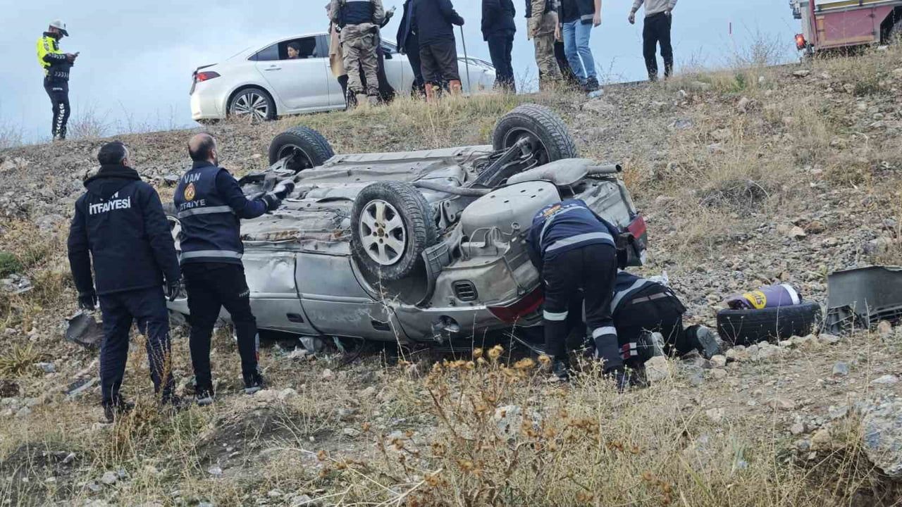 VAN-ERCİŞ KARAYOLUNDA SEYİR HALİNDEKİ OTOMOBİLİN TAKLA ATMASI SONUCU MEYDANA GELEN KAZADA 2 KİŞİ...