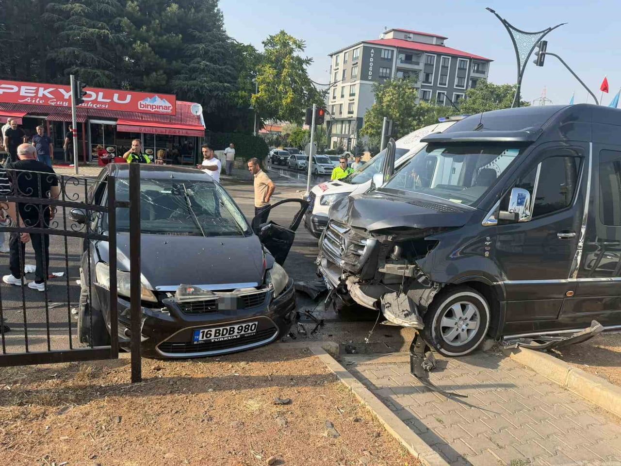 BİNGÖL’DE MİNİBÜS İLE OTOMOBİLİN ÇARPIŞMASI SONUCU MEYDANA GELEN TRAFİK KAZASINDA 5 KİŞİ...