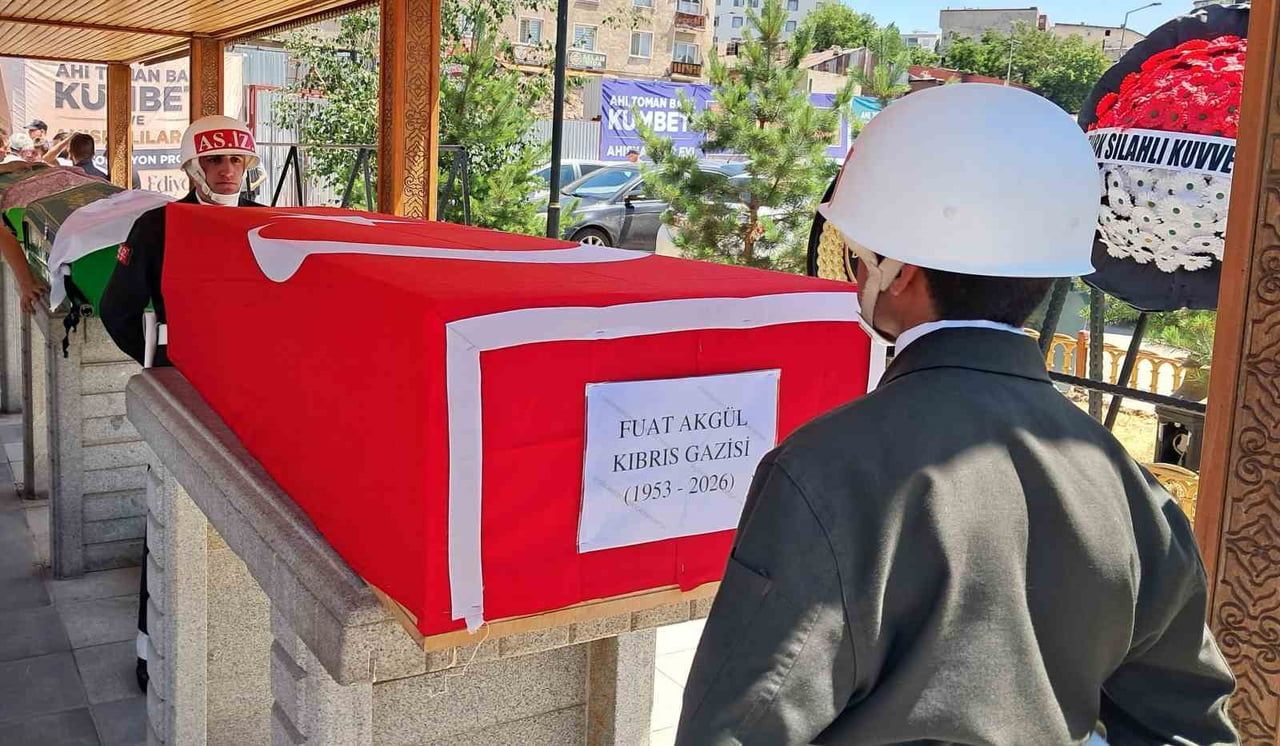 ERZURUM’DA HAYATINI KAYBEDEN KIBRIS GAZİSİ FUAT AKGÜL (73) SON YOLCULUĞUNA UĞURLANDI.