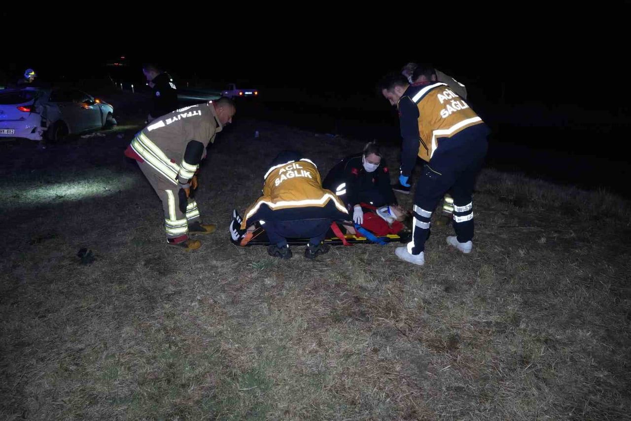 EDİRNE'DE METRELERCE SAVRULARAK TAKLA ATAN OTOMOBİLDE SÜRÜCÜ AĞIR, TOPLAM 3 KİŞİ YARALANDI