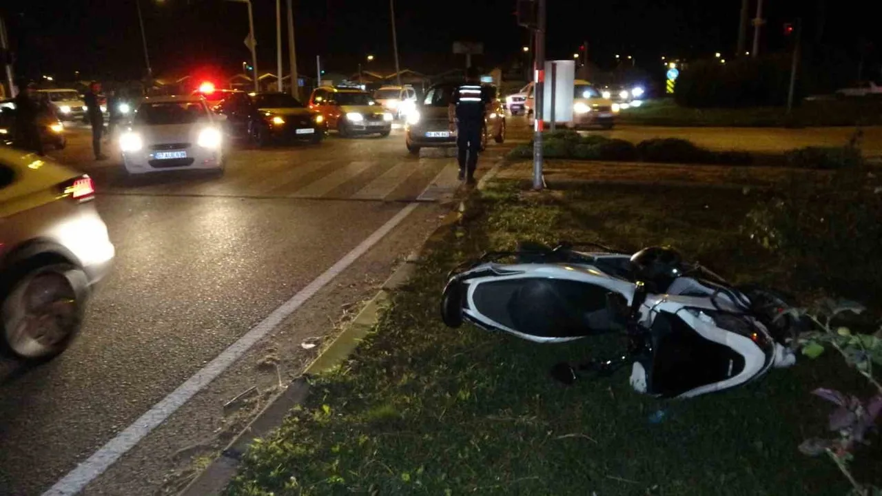 ANTALYA'NIN MANAVGAT İLÇESİNDE EMNİYET ŞERİDİNDE SEYREDEN MOTOSİKLETİN SAĞA DÖNÜŞ YAPAN OTOMOBİLE...