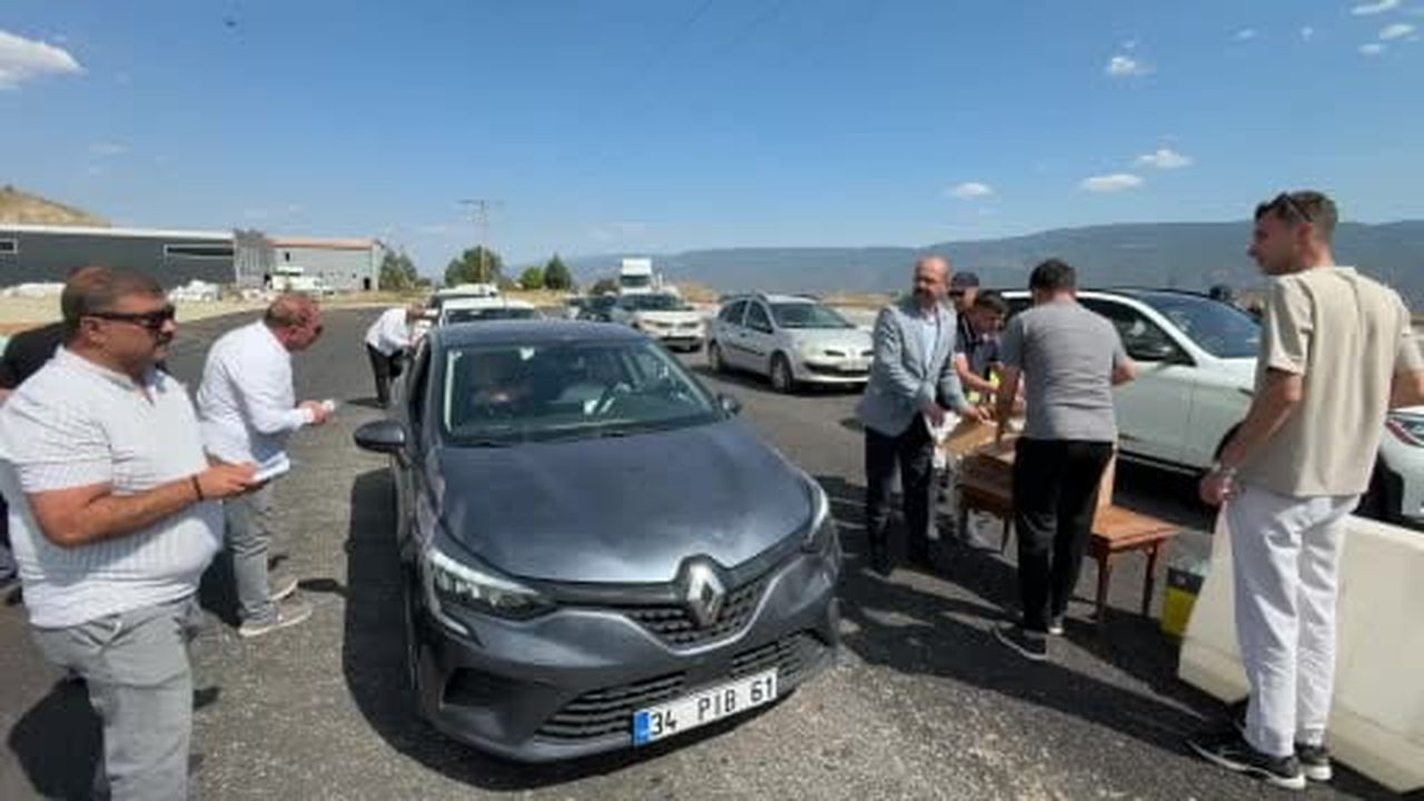 Yolculuk yapan vatandaşlara coğrafi işaretli pirinçten yapılan pilav ikram edildi