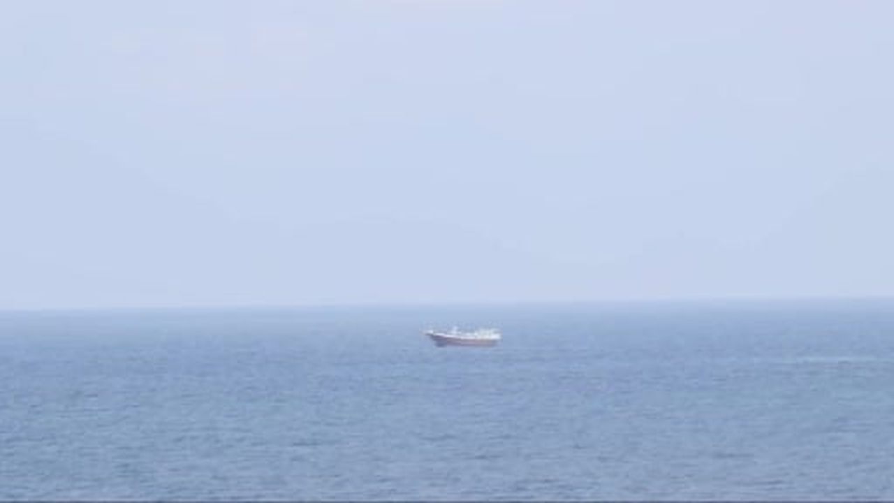 ABD, Umman Körfezi'nde ABD Donanması gemilerini hedef alan İran bağlantılı bir tekneyi...