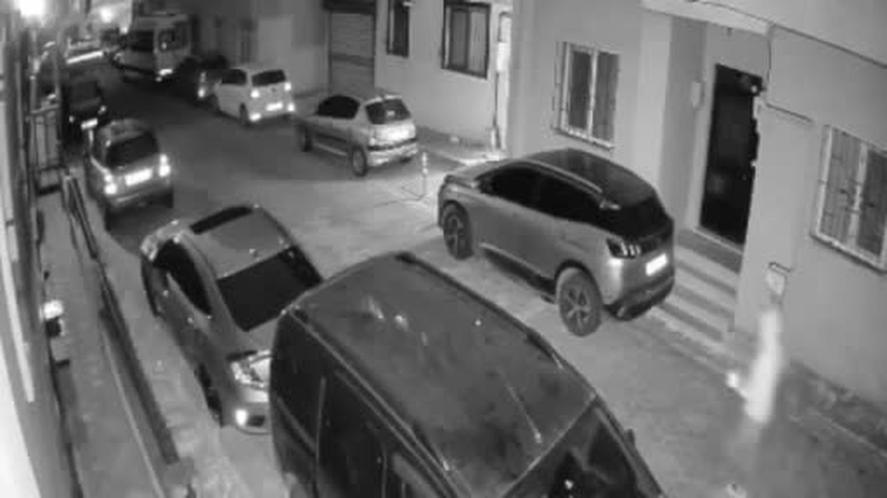 Kağıthane'de aynı firmaya ait 3 aracın kundaklanma anı kamerada