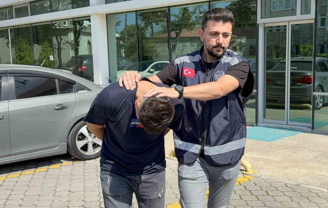 SAMSUN’DA AKÜLÜ ÇOCUK ARACININ TEKERLEĞİNE GİZLENMİŞ 705 GRAM METAMFETAMİN İLE YAKALANAN E.Ü.(27)...