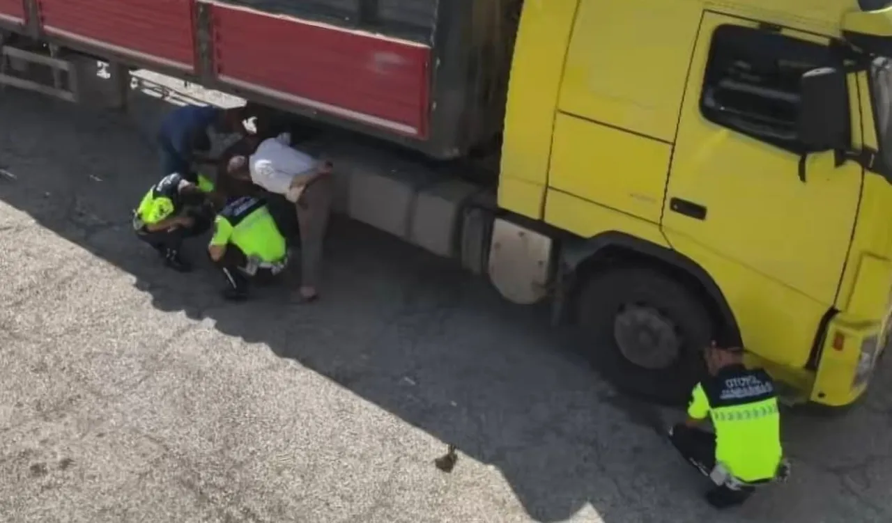 GAZİANTEP'TE OTOYOLDA KAMYON VE ÇEKİCİLERE YÖNELİK JANDARMA EKİPLERİNCE YAPILAN DENETİMLERDE...