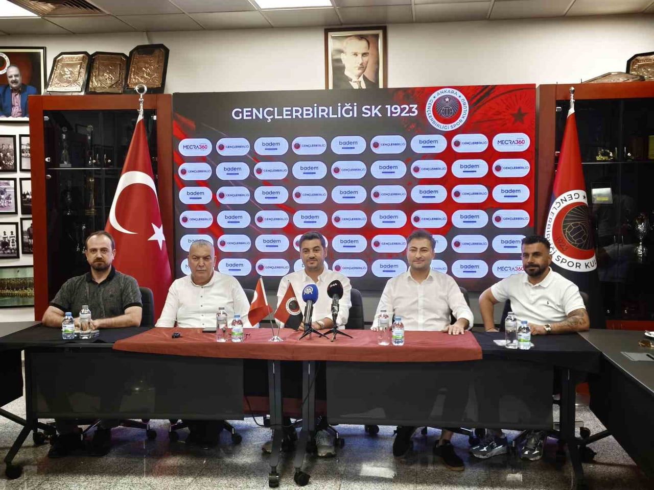 GENÇLERBİRLİĞİ İLE SU MARKASI ARASINDA GERÇEKLEŞTİRİLEN İMZA TÖRENİNE ESKİ AK PARTİ MİLLETVEKİLİ...