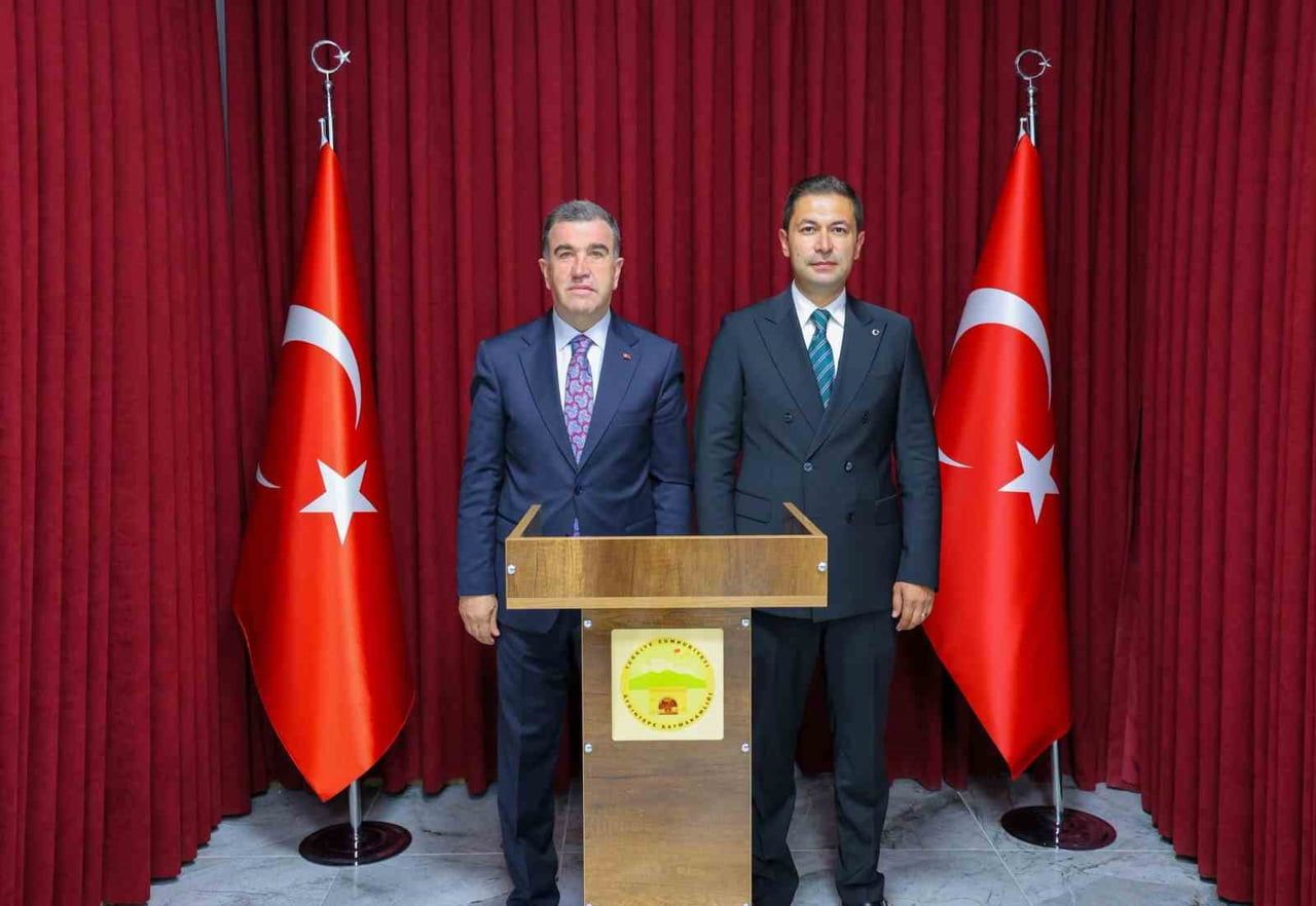 VALİ İLE KAYMAKAM