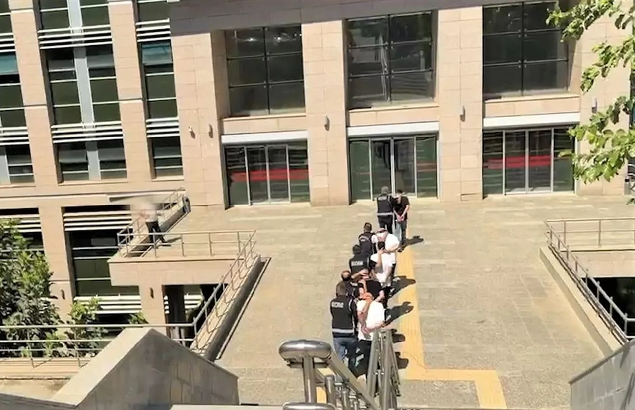 BATMAN’DA BİR EV VE BİR ARACA YÖNELİK GERÇEKLEŞTİRİLEN İKİ AYRI SİLAHLI KURŞUNLAMA OLAYININ...