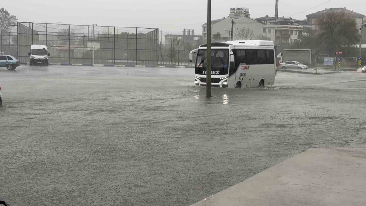 ARNAVUTKÖY’DE BULUNAN ALİBEY DERESİ  YAĞMUR NEDENİYLE TAŞTI. YOLLAR SU  ALTINDA  KALIRKEN BİR ARAÇ...