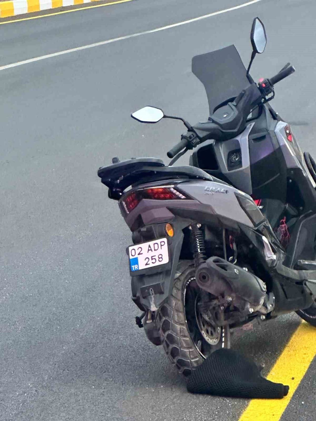 ADIYAMAN’DA KONTROLDEN ÇIKARAK SÜRÜKLENEN MOTOSİKLETİN SÜRÜCÜSÜ YARALANDI.