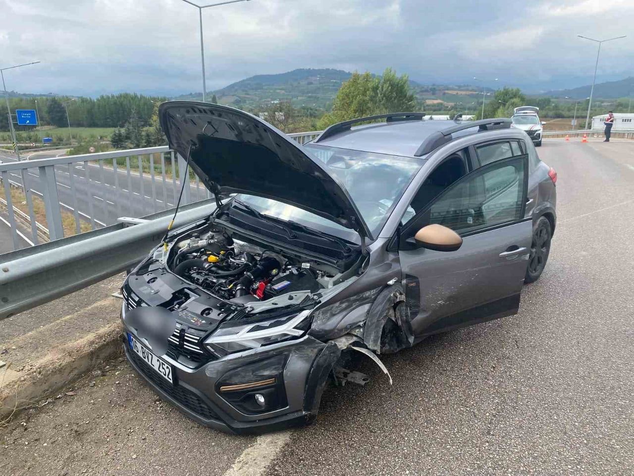 BURSA'NIN İNEGÖL İLÇESİNDE MEYDANA GELEN KAZADA KONTROLDEN ÇIKAN OTOMOBİL KÖPRÜ BARİYERLERİNE...