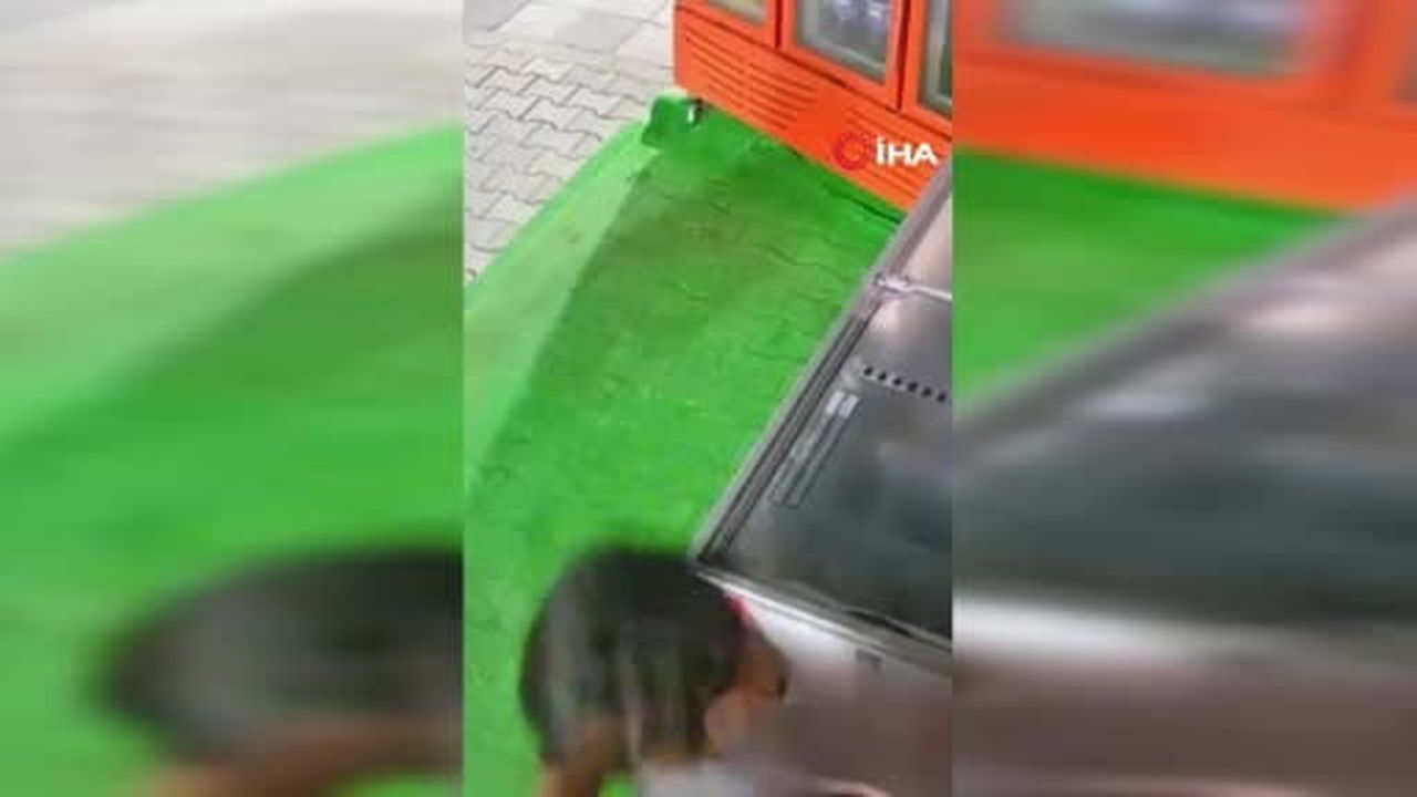 Kapalı marketten ekmek alıp parasını dolaba bıraktılar