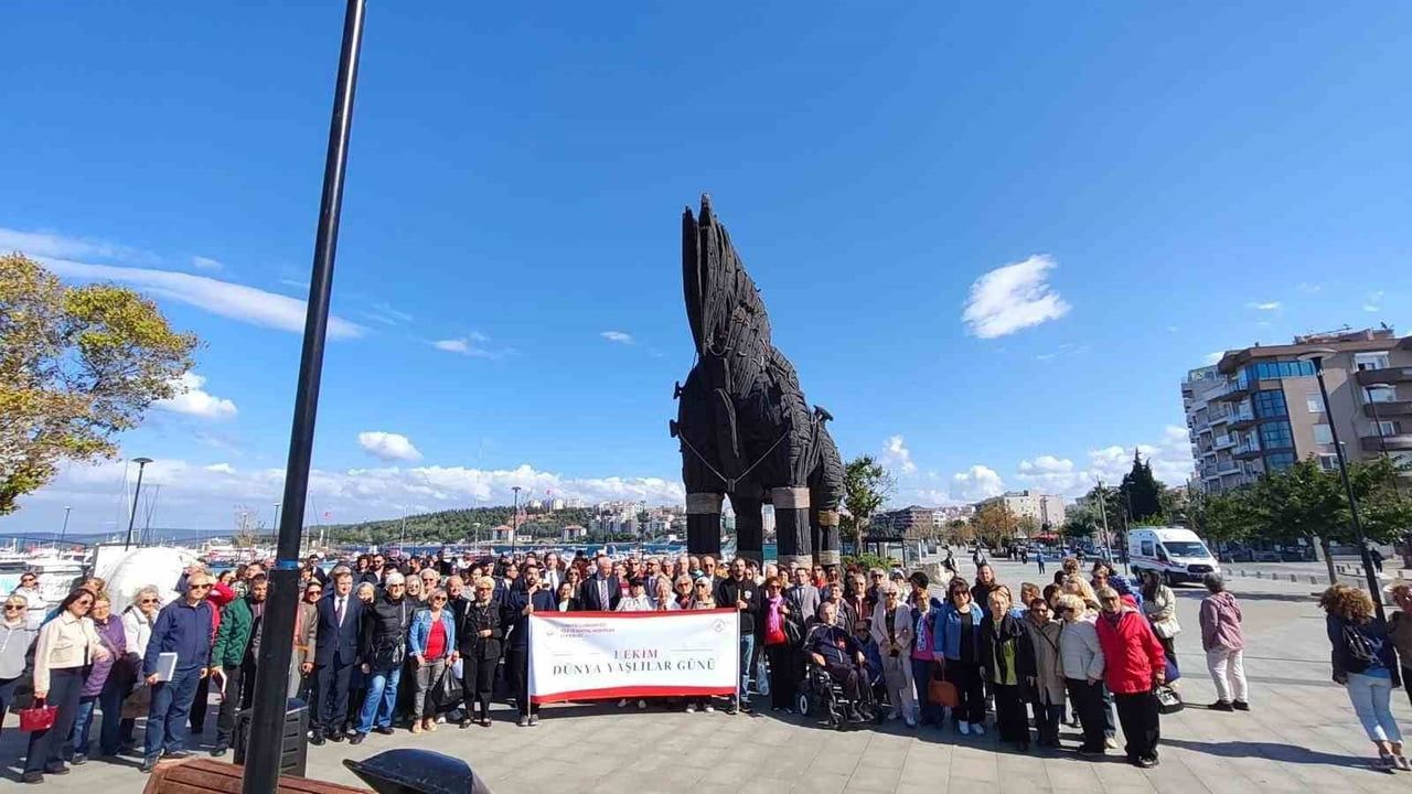 ÇANAKKALE’DE 1 EKİM DÜNYA YAŞLILAR GÜNÜ DÜZENLENEN YÜRÜYÜŞLE KUTLANDI.