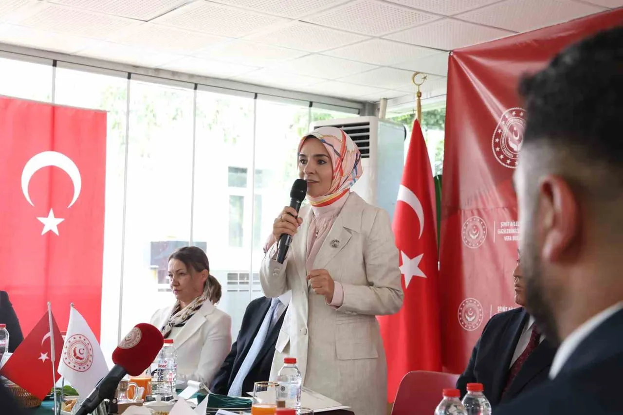 AİLE VE SOSYAL HİZMETLER BAKANI MAHİNUR ÖZDEMİR GÖKTAŞ KONUŞMA YAPTI.