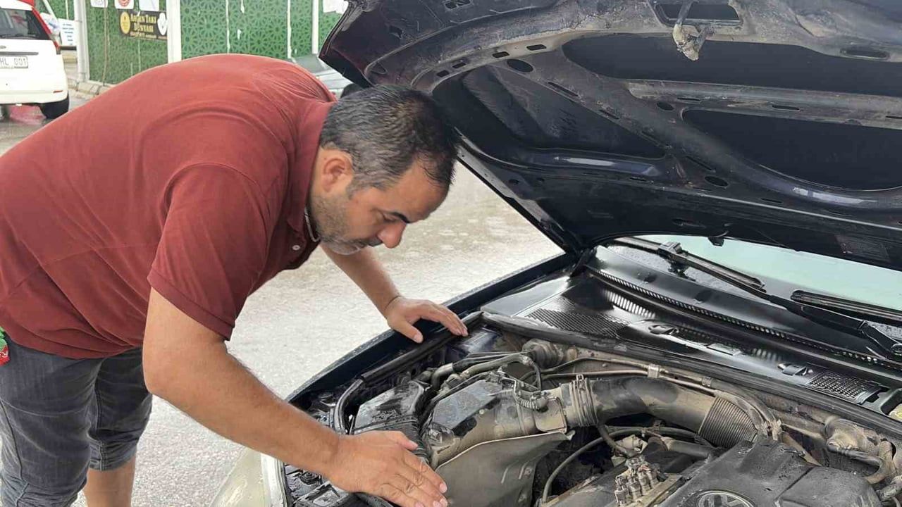 ŞİDDETLİ YAĞIŞ OSMANİYE’Yİ VURDU, ARAÇLAR VE İŞ YERLERİ SULAR ALTINDA KALDI