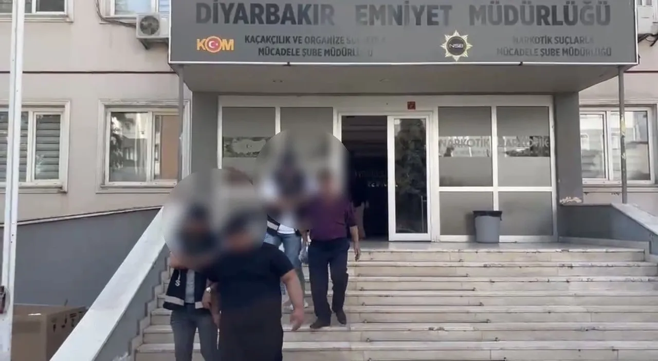 DİYARBAKIR’DA "TEFECİLİK" VE "NİTELİKLİ YAĞMA" OPERASYONUNDA SİLAH, ŞARJÖR, MERMİ VE POS...