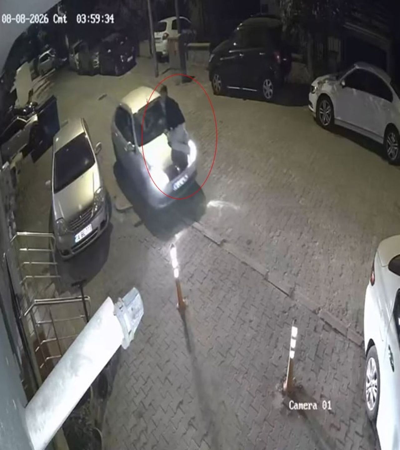 BOLU’DA HAREKET HÂLİNDEKİ OTOMOBİLİN KAPUTUNDA YOLCULUK YAPAN KİŞİ, GÜVENLİK KAMERASINA...