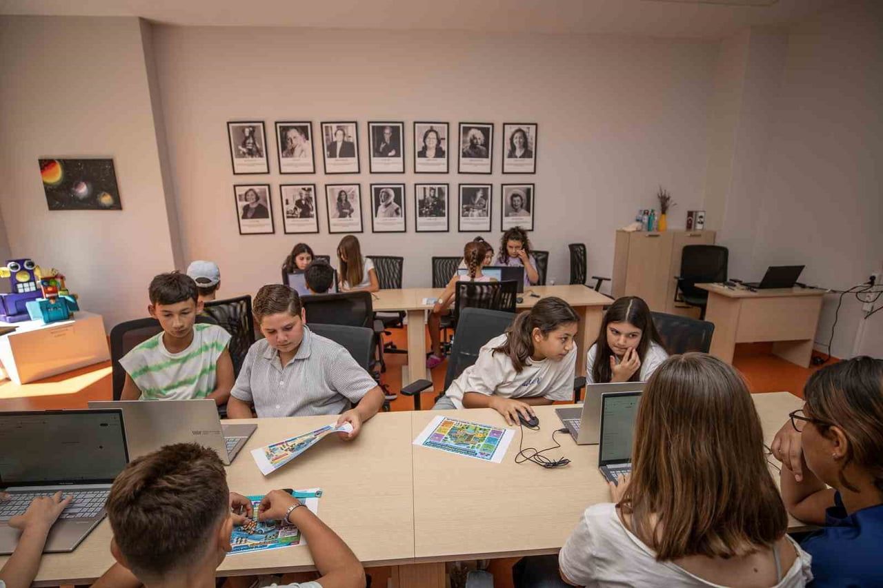 MERSİN’DE ÇOCUKLAR, TASARIM VE TEKNOLOJİ ATÖLYESİ’NDE YAPAY ZEKA, YAZILIM, KODLAMA VE 3 BOYUTLU...