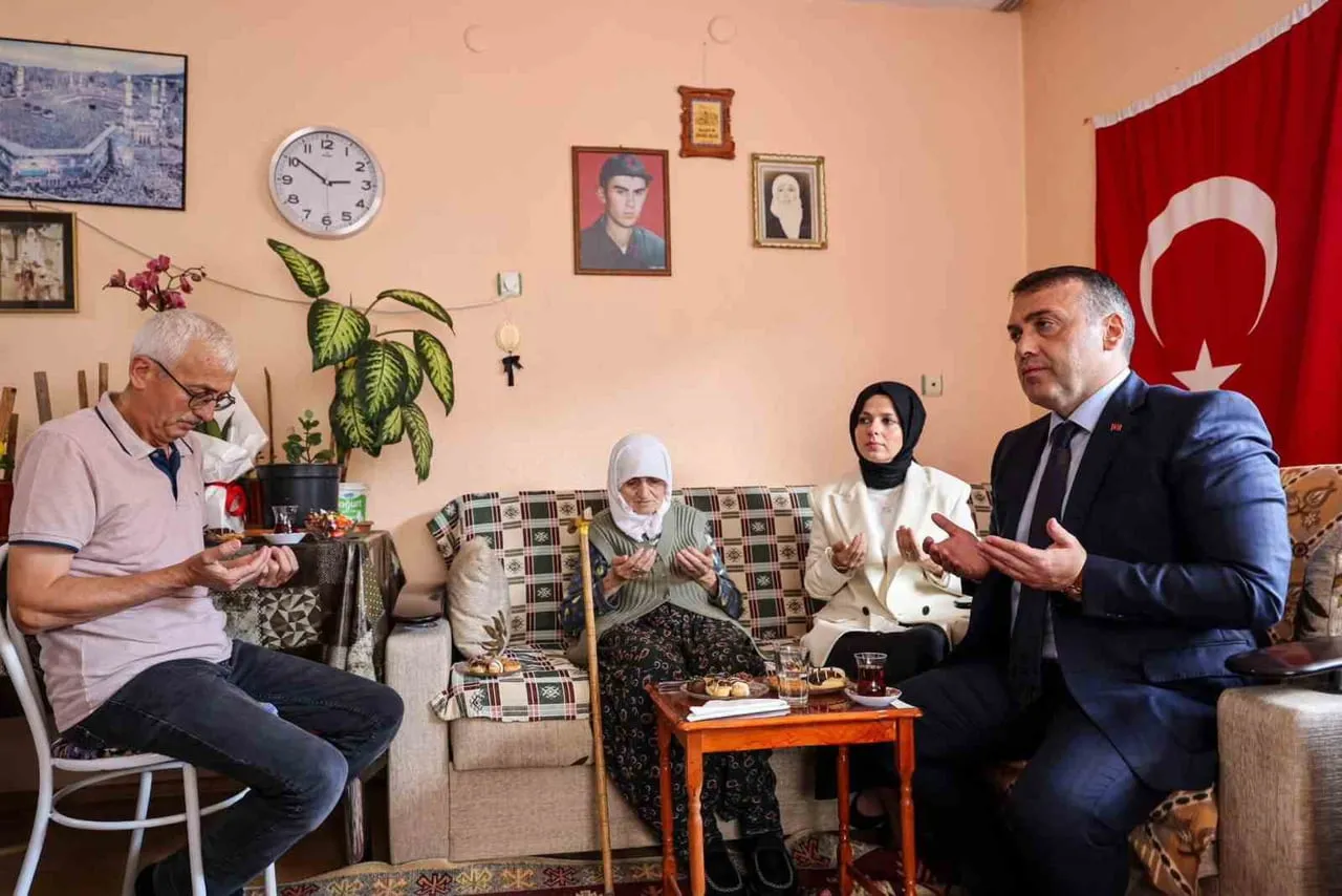 VALİ SÖZER, ŞEHİT EKREM PEHLİVAN’IN AİLESİNİ ZİYARET ETTİ