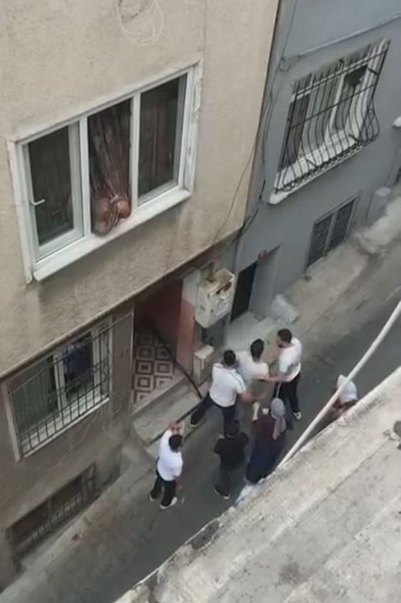 BEYOĞLU’NDA İDDİAYA GÖRE ENİŞTESİNİN BERBER DÜKKANINDA SAÇINA FÖN ÇEKTİREN SERVET B. ÜCRET ÖDEMEK...