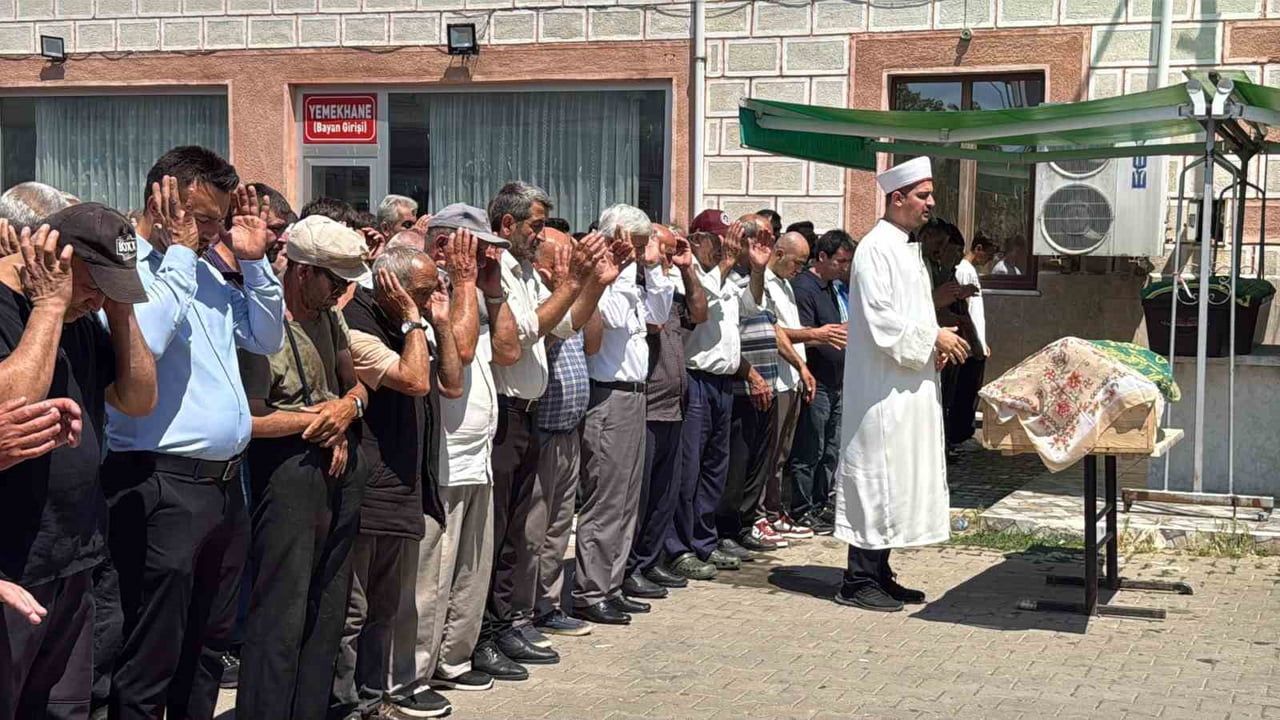 ŞEVKİ VE ŞEHRİ KARACA ÇİFTİ İÇİN MERKEZ CAMİSİ'NDE CENAZE TÖRENİ DÜZENLENDİ