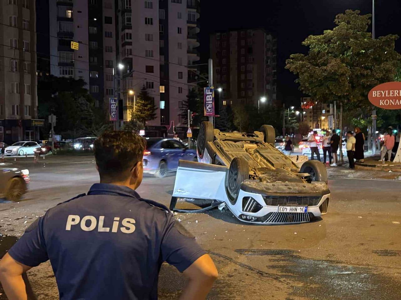 KAYSERİ’NİN MELİKGAZİ İLÇESİNDE OTOMOBİLLE ÇARPIŞAN SUV ARAÇ TAKLA ATARKEN, KAZADA 2 KİŞİ...