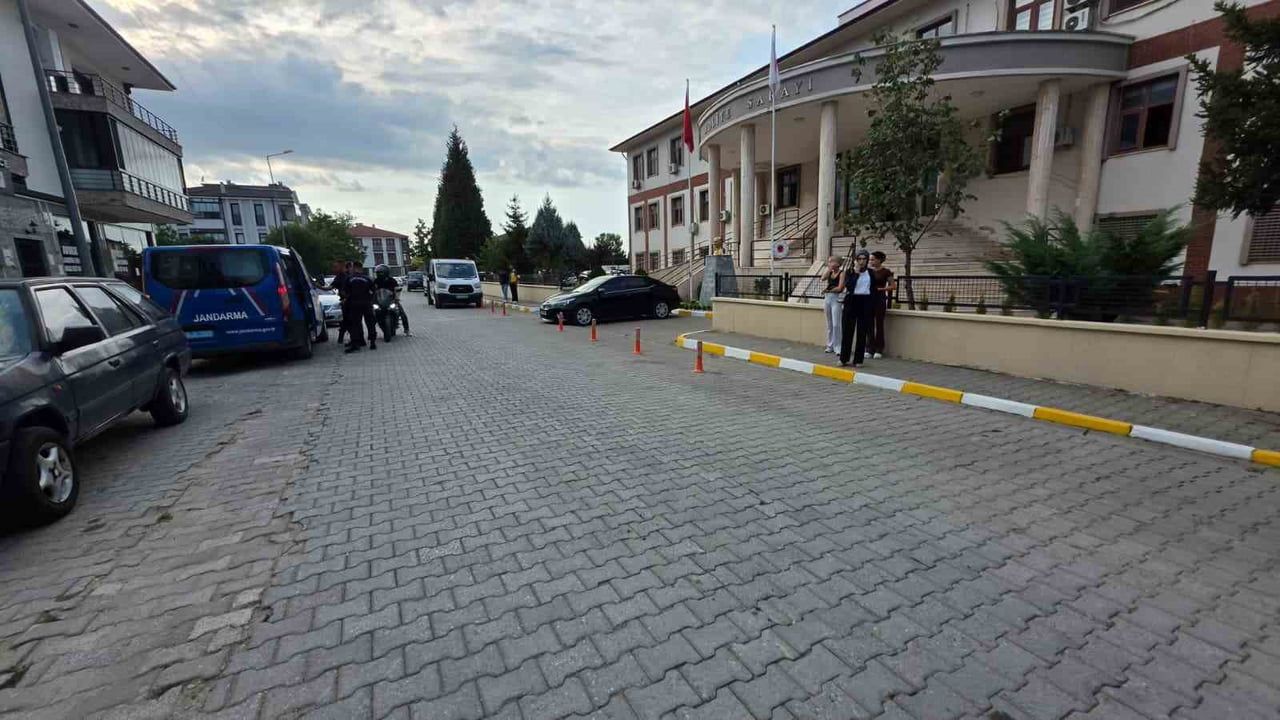 SAKARYA’NIN AKYAZI İLÇESİNDE TARTIŞTIĞI EŞİNİ BIÇAKLAYARAK AĞIR YARALAYAN ŞÜPHELİ, JANDARMA...