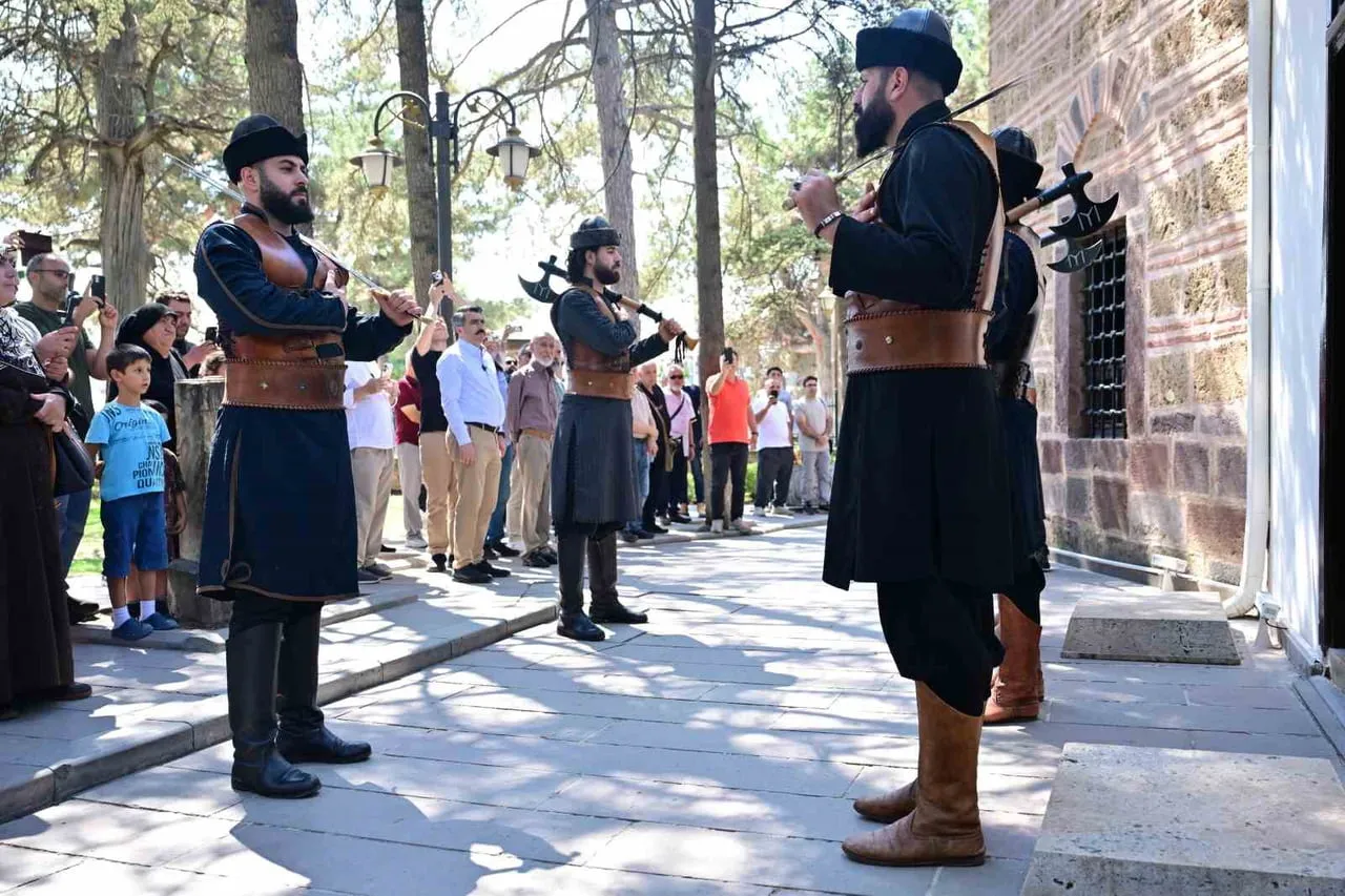 YILDIRIM BELEDİYESİ, ‘BEYLİKTEN CİHAN DEVLETİ’NE’ TEMASIYLA BAŞLATTIĞI 2025-2026 KÜLTÜR SANAT...