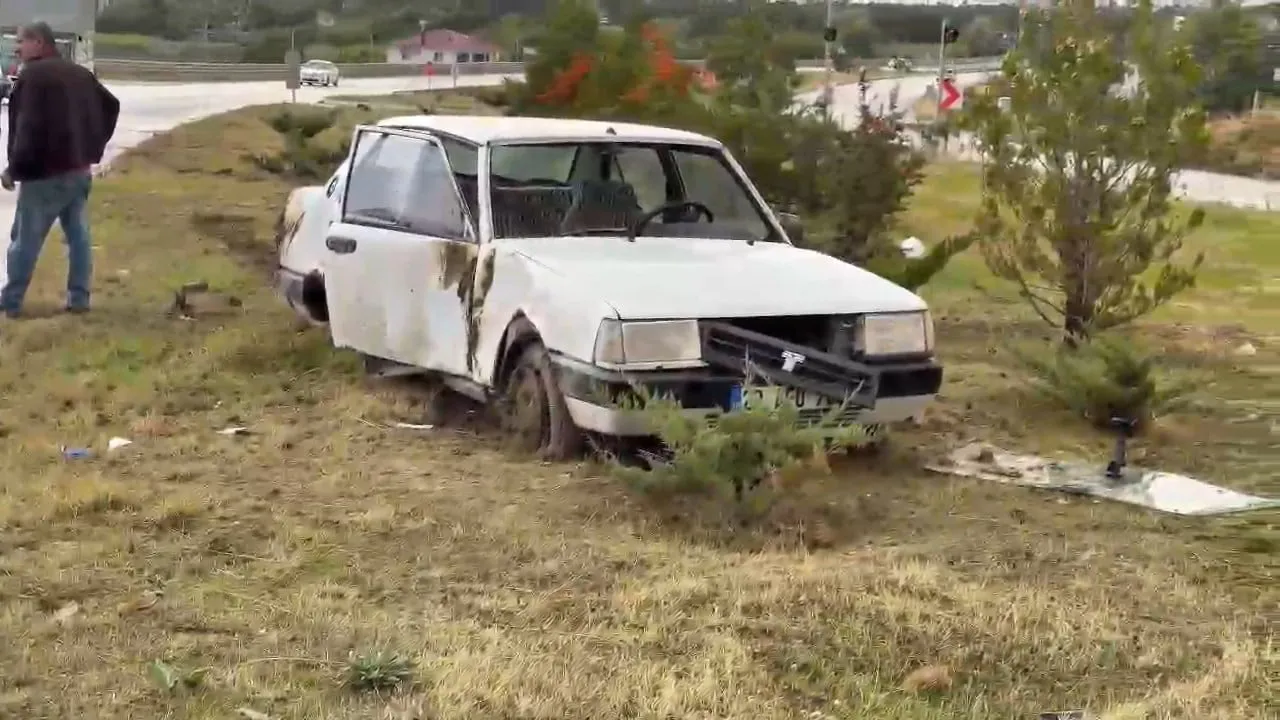 ELAZIĞ’DA KONTROLDEN ÇIKAN TOFAŞ MARKA OTOMOBİLİN REFÜJE ÇIKMASI SONUCU MEYDANA GELEN KAZADA, 2...