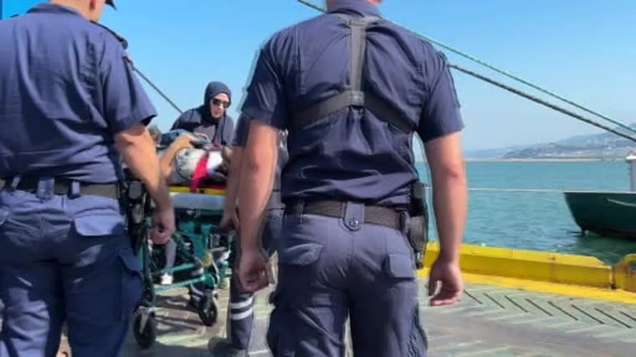 Saldırıya uğrayan Türk gemisindeki yaralı mürettebat hastanelere sevk edildi