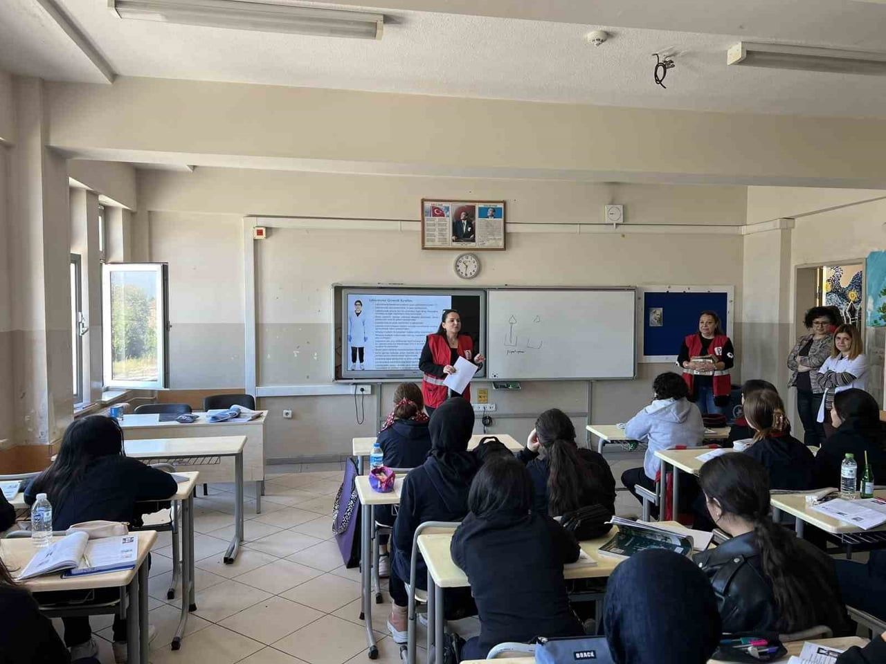KIZILAY KADIN KOLLARI TEŞKİLATI TARAFINDAN DÜZCE MEVLANA KIZ MESLEKİ VE TEKNİK ANADOLU LİSESİ...