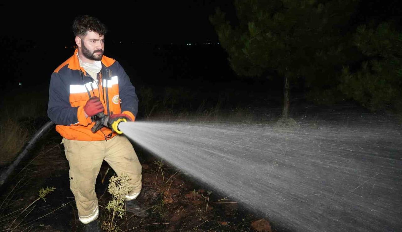 KIRIKKALE’NİN AHILI KÖYÜNDEKİ KIZILDAĞ MEVKİSİNDE BULUNAN ÇAM ORMANLARINDA ÇIKAN YANGIN, EKİPLERİN...